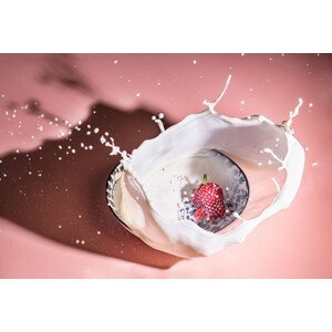 Umělecká fotografie Strawberry fall into the milk trap, Grace Qian Guo, (40 x 26.7 cm)
