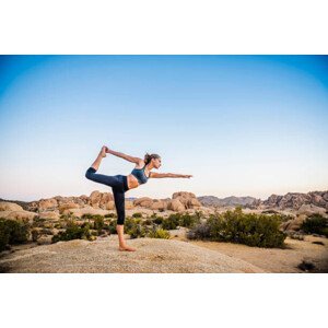 Umělecká fotografie Hispanic woman performing yoga in desert, Jacobs Stock Photography Ltd, (40 x 26.7 cm)