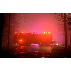 Umělecká fotografie Fire truck glow, William Weikert, (40 x 26.7 cm)