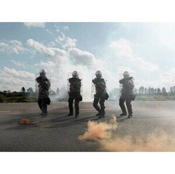 Umělecká fotografie Policemen with shields, Cultura RM Exclusive/Jonatan Fernstrom, (40 x 30 cm)