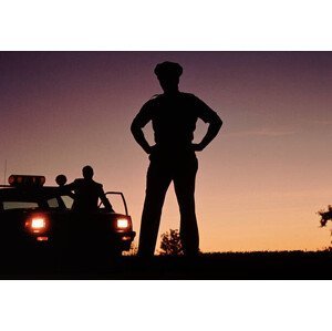 Umělecká fotografie Silhouette of policemen with police car, Brownie Harris, (40 x 26.7 cm)