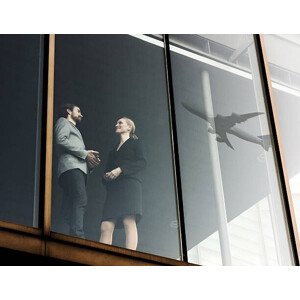 Umělecká fotografie Business Travellers With Airplane Reflecting, Hinterhaus Productions, (40 x 30 cm)