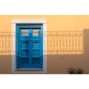 Umělecká fotografie Architecture of Oia town with blue, raagoon, (40 x 26.7 cm)