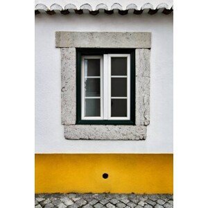 Umělecká fotografie Typical vintage portuguese facade with old window, soniabonet, (26.7 x 40 cm)