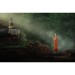 Umělecká fotografie Monk worship the Buddha statue., Sangkhom Simma, (40 x 26.7 cm)