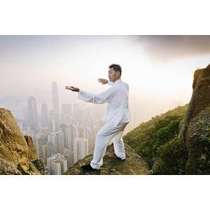Umělecká fotografie Man practicing Tai Chi infront of skyline, Martin Puddy, (40 x 26.7 cm)