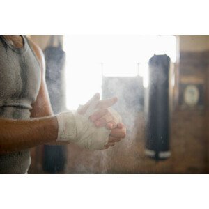 Umělecká fotografie Caucasian boxer chalking hands in gymnasium, Jacobs Stock Photography Ltd, (40 x 26.7 cm)
