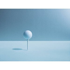 Umělecká fotografie Golf ball balancing on tee, Martin Barraud, (40 x 30 cm)