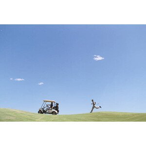Umělecká fotografie Golfer Chasing Golf Cart, Sean Justice, (40 x 26.7 cm)