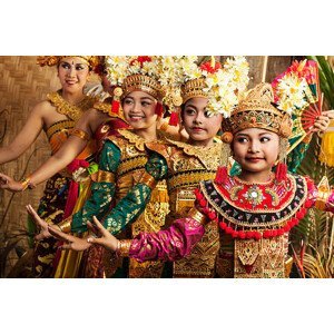 Umělecká fotografie Row of traditional Balinese dancers in costume, Paper Boat Creative, (40 x 26.7 cm)