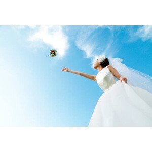 Umělecká fotografie Bride Throwing Bouquet, a-clip, (40 x 26.7 cm)