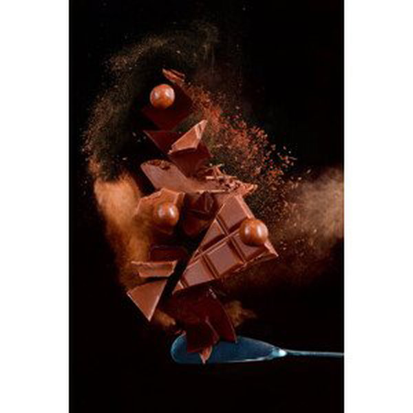 Umělecká fotografie Broken chocolate pieces balancing on a, Dina Belenko Photography, (26.7 x 40 cm)