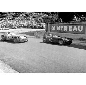 Fotografie Stiriling Moss in the mercedes and Eugenio Castellotti driving the lancia d50 passing the gasworks, 1955, (40 x 30 cm)