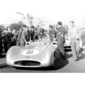 Fotografie Hans Herrmann in a mercedes w196 stromlinienwagen, 1954, (40 x 30 cm)