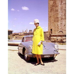 Fotografie 1962, une jeune femme posant devant une Porsche 356 B, (30 x 40 cm)