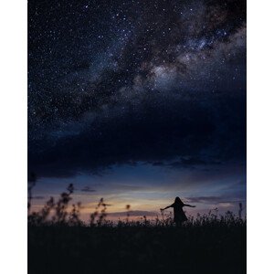 Umělecká fotografie Scene with woman dancing under milky way, Javier Pardina, (30 x 40 cm)