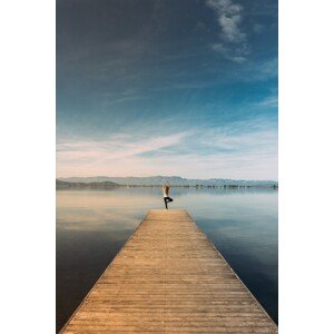 Umělecká fotografie Woman doing yoga in the harbor, Javier Pardina, (26.7 x 40 cm)