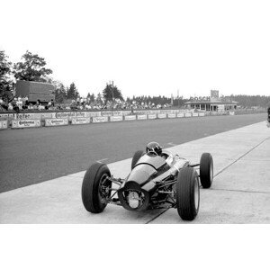 Umělecká fotografie Graham Hill in a BRM p61 monocoque in the pits, 1963, (40 x 26.7 cm)