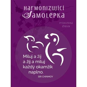 Harmonizující samolepka průhledná "Miluj a žij a žij a miluj každý okamžik naplno." průměr 8,5 cm - Sri Chinmoy